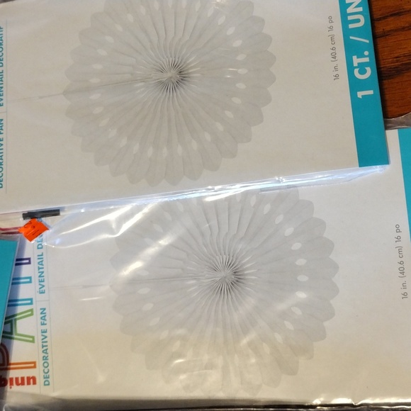 Party time table covers and puff balls/fans - Picture 7 of 7